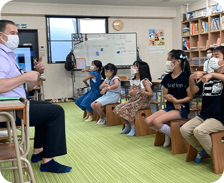 英語教室って何歳から通わせればいいの？